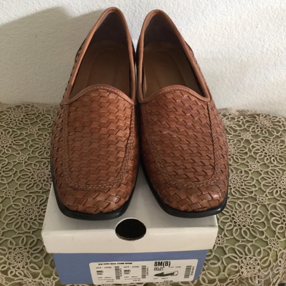 New In Box St John’s Bay Women’s Muffy Woven  Loafers. New In Box Size 8M.